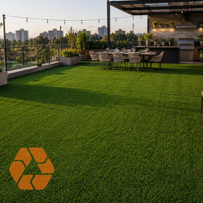 Pasto sintético de 30mm en terraza urbana, resistente, con filtro UV y diseño realista de alta calidad.