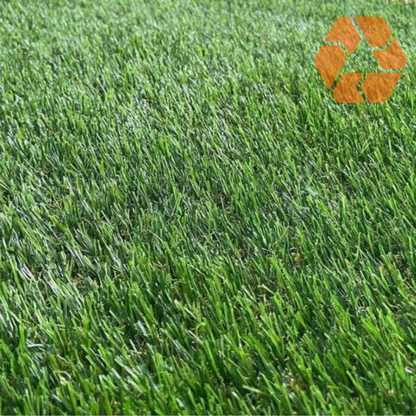 Pasto sintético denso de 30mm en tono verde natural, resistente con filtro UV y diseño reciclable de alta calidad.