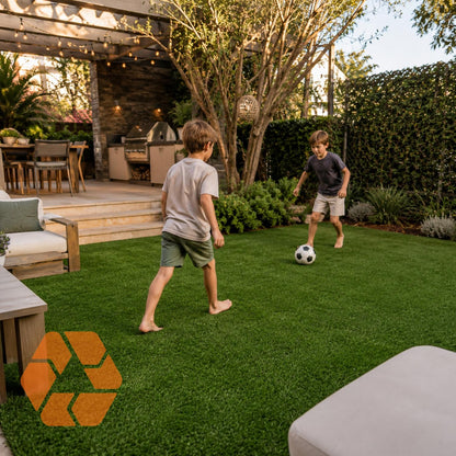 Niños jugando fútbol sobre pasto sintético de 30mm, resistente, verde y de alta calidad para jardines exteriores.