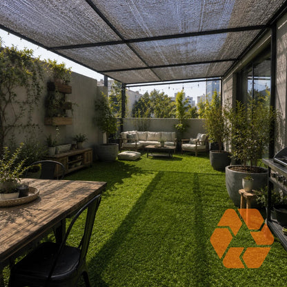 Pasto sintético de 30mm en terraza moderna, resistente, con filtro UV y acabado realista de alta calidad para exteriores.