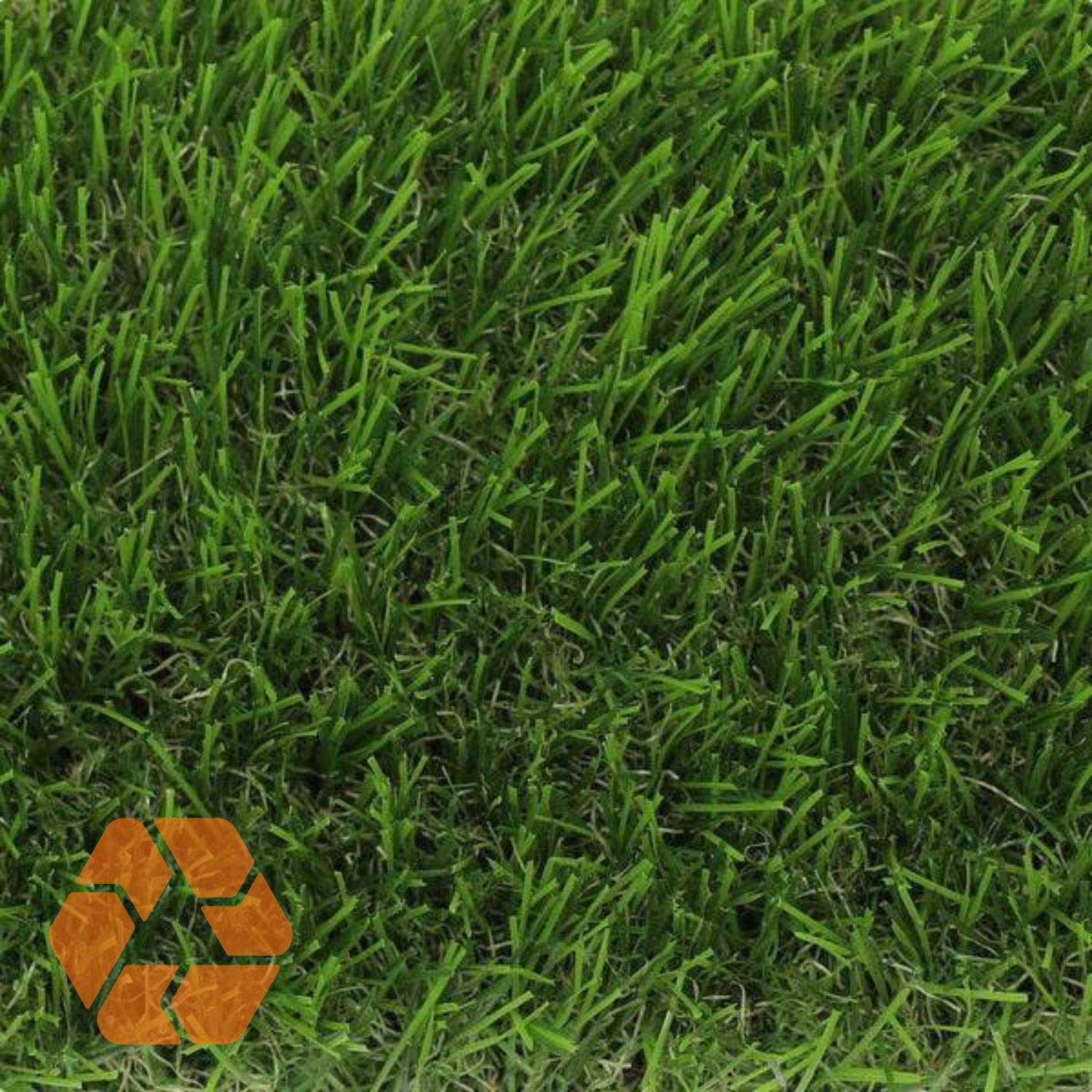 Pasto sintético de 35mm con fibras verdes realistas, resistente a rayos UV y 100% reciclable para jardines duraderos.