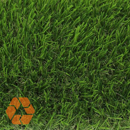 Pasto sintético de 35mm con fibras verdes realistas, resistente a rayos UV y 100% reciclable para jardines duraderos.