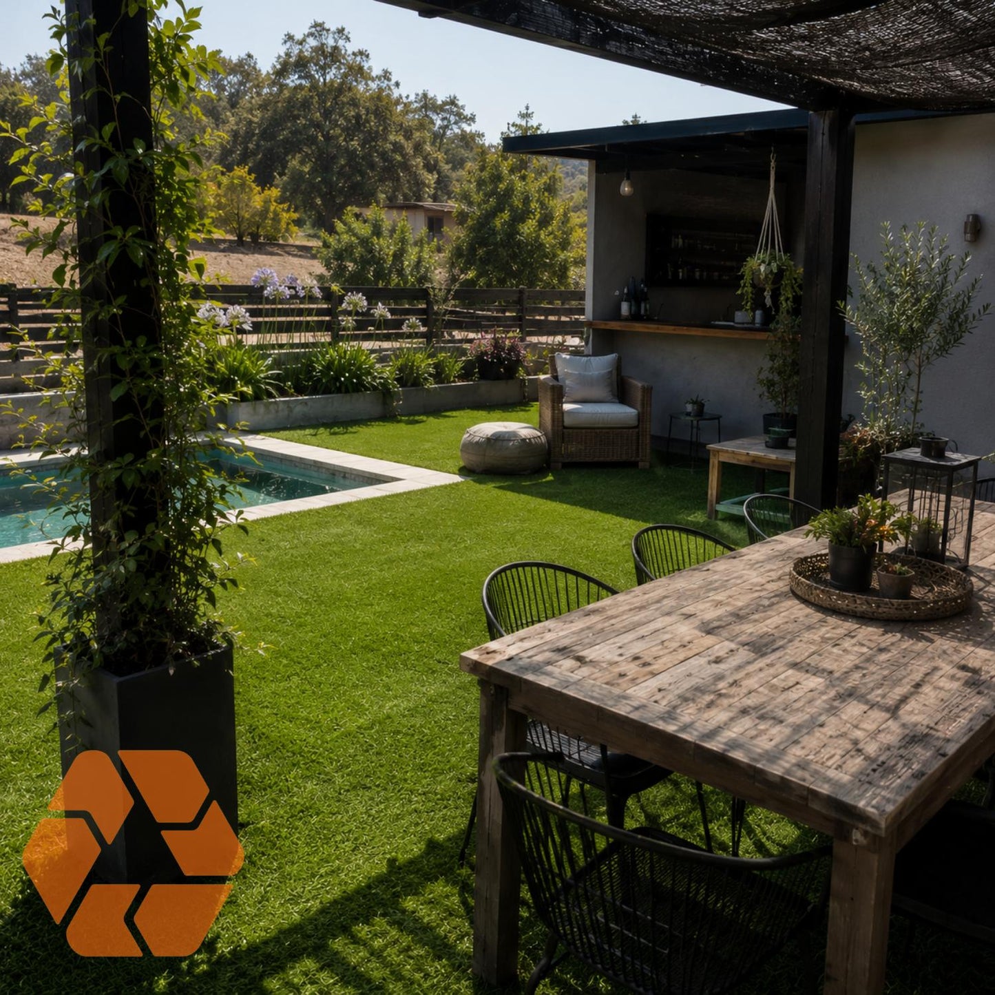 Pasto sintético de 35mm en un jardín residencial con piscina, creando un espacio verde, elegante y libre de mantenimiento.