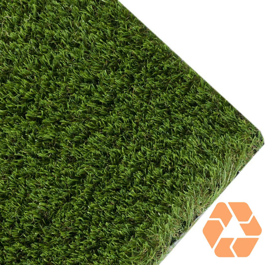 Pasto sintético de 35mm en tono verde realista, resistente a rayos UV y 100% reciclable, ideal para jardines y terrazas.
