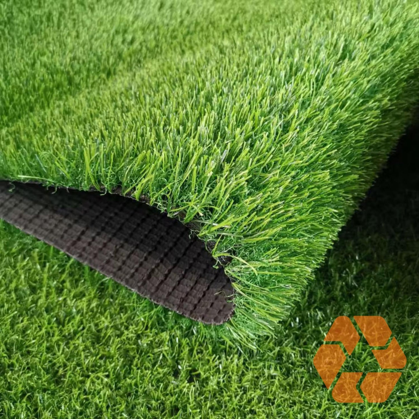 Pasto sintético de 40mm con fibras verdes realistas y base resistente, ideal para jardines ecológicos y duraderos.