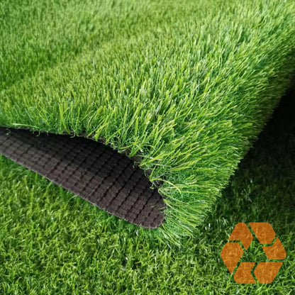 Pasto sintético de 40mm con fibras verdes realistas y base resistente, ideal para jardines ecológicos y duraderos.