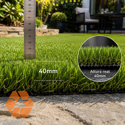Pasto sintético de 40mm con filtro UV, alta densidad y aspecto natural para jardines, resistente y 100% reciclable.