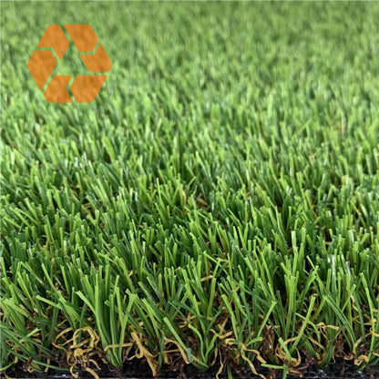 Pasto sintético de 40mm con fibras verdes realistas y base reciclable, ideal para jardines duraderos y sin mantenimiento.