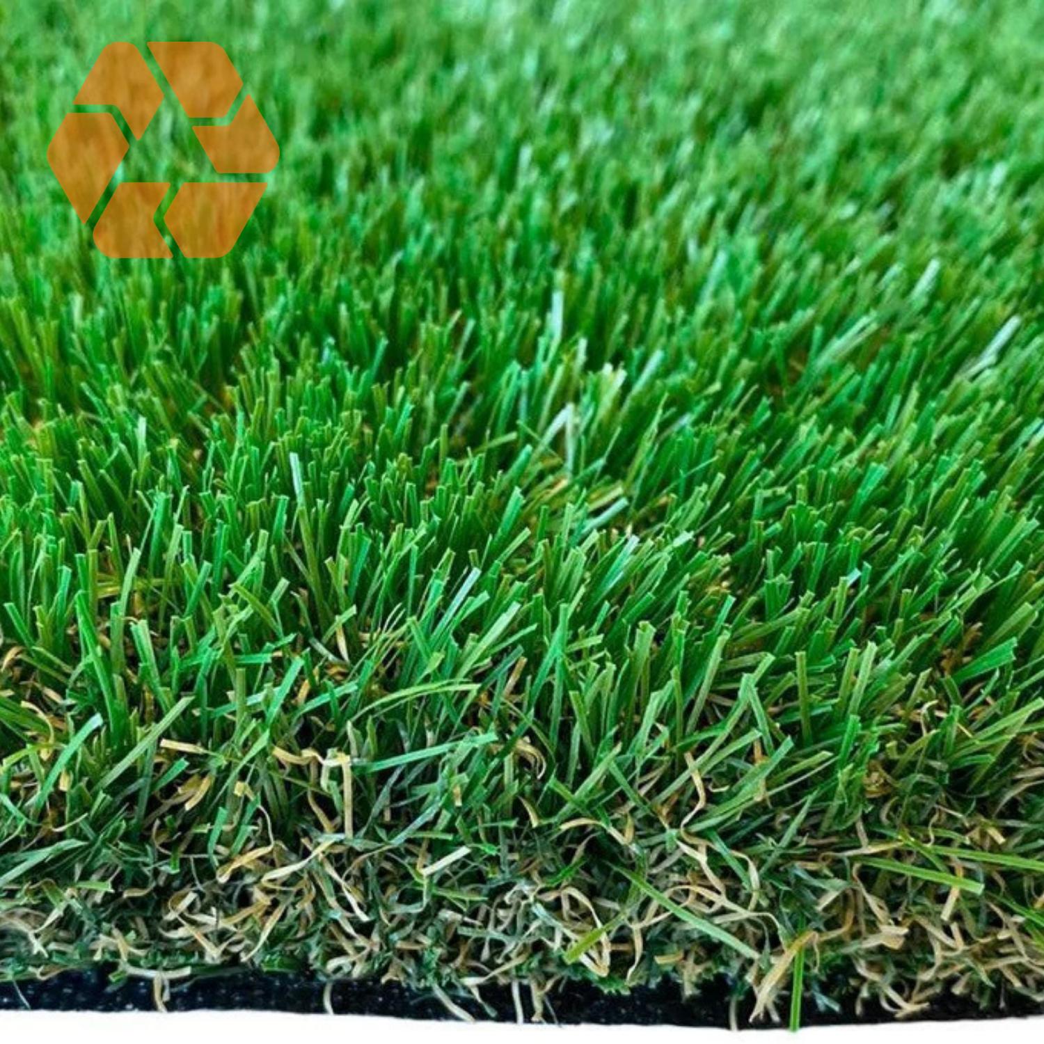 Rollo de pasto sintético de 40mm con fibras verdes realistas, resistente a rayos UV y 100% reciclable para jardines duraderos.