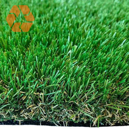 Rollo de pasto sintético de 40mm con fibras verdes realistas, resistente a rayos UV y 100% reciclable para jardines duraderos.