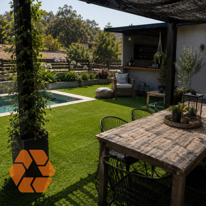 Rollo de pasto sintético de 40mm en un jardín residencial con piscina, resistente a rayos UV y 100% reciclable.