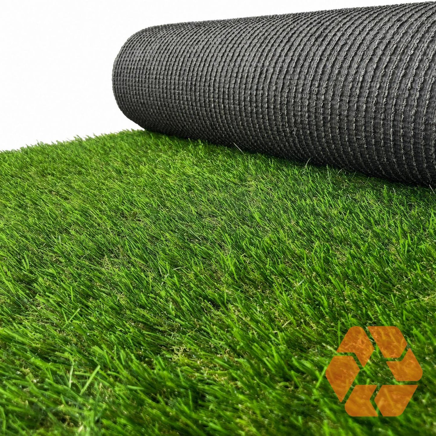 Rollo de pasto sintético de 40mm con base negra resistente, 100% reciclable y con protección UV para jardines duraderos.