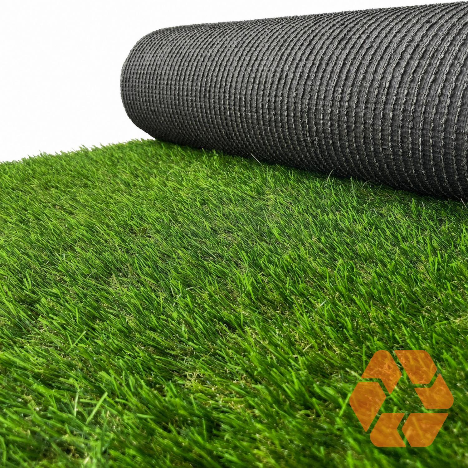 Rollo de pasto sintético de 40mm con base negra resistente, 100% reciclable y con protección UV para jardines duraderos.