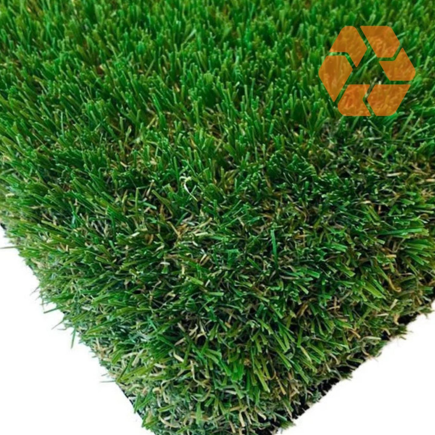 Pasto sintético de 40mm con fibras verdes realistas, resistente a rayos UV y 100% reciclable para un jardín siempre verde.