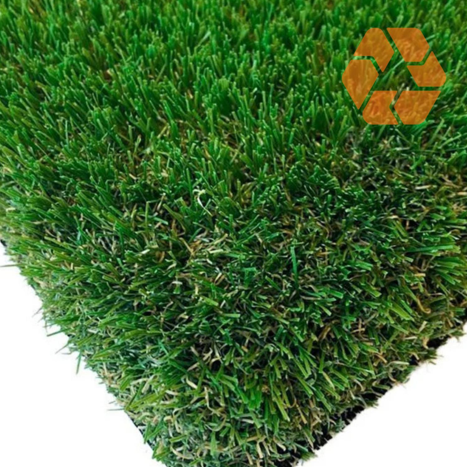 Pasto sintético de 40mm con fibras verdes realistas, resistente a rayos UV y 100% reciclable para un jardín siempre verde.