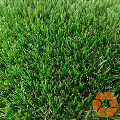 Pasto sintético de 40mm con fibras verdes realistas, resistente a rayos UV y 100% reciclable para jardines duraderos.