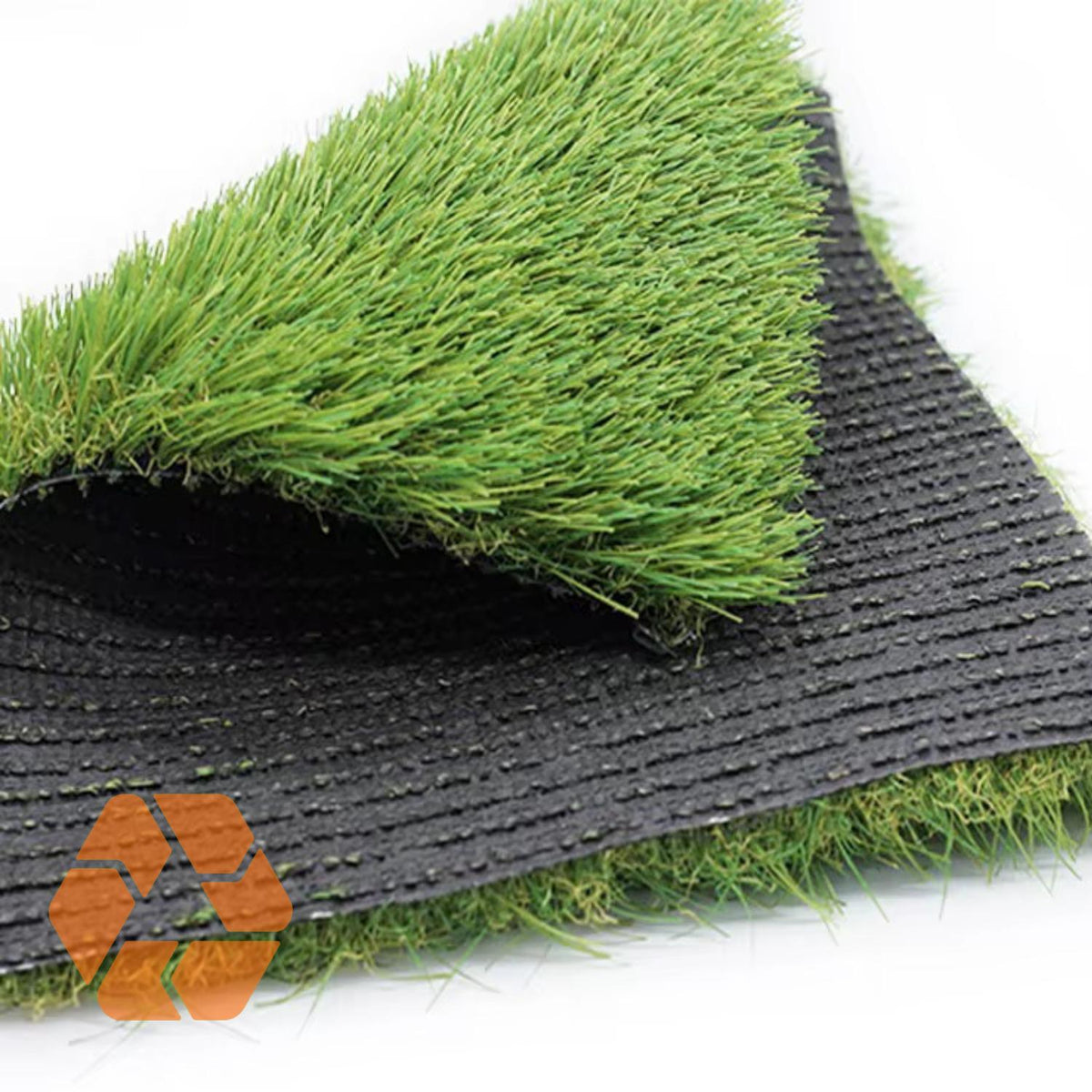 Rollo de pasto sintético de 40mm con fibras verdes realistas y base de polipropileno resistente con filtro UV.