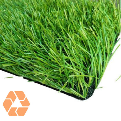 Pasto sintético deportivo de 50mm con fibras verdes realistas, alta resistencia UV y base de polipropileno duradera.
