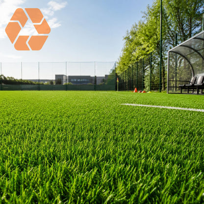 Pasto sintético profesional de 50mm para canchas de fútbol, resistente, con filtro UV y acabado realista en verde vibrante.