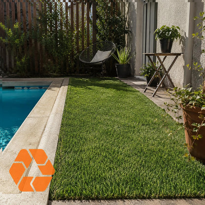 Pasto sintético 50mm de alta durabilidad y tono natural instalado junto a una piscina, ideal para exteriores resistentes al sol.