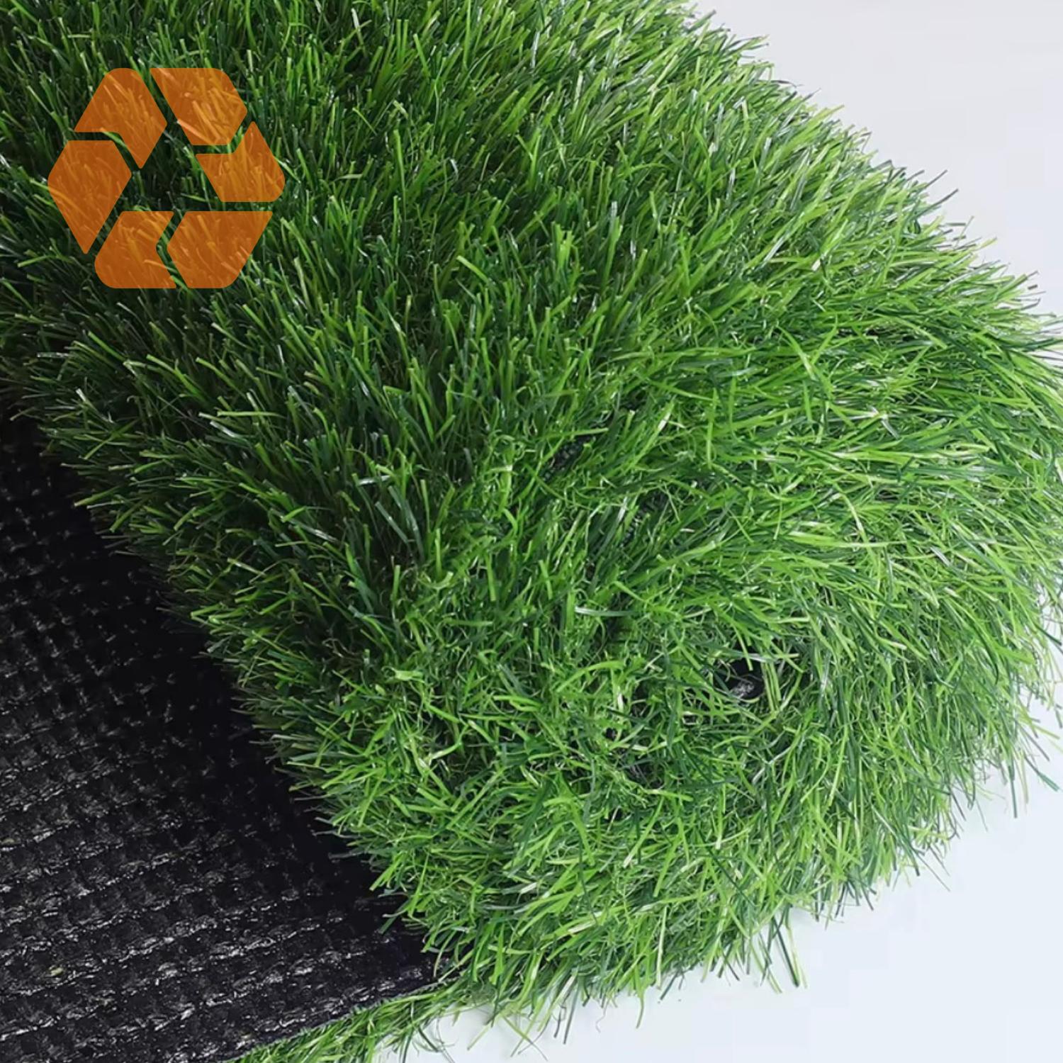Rollo de pasto sintético FIFA de 50mm con fibras verdes realistas, alta resistencia UV y base negra duradera para deportes.