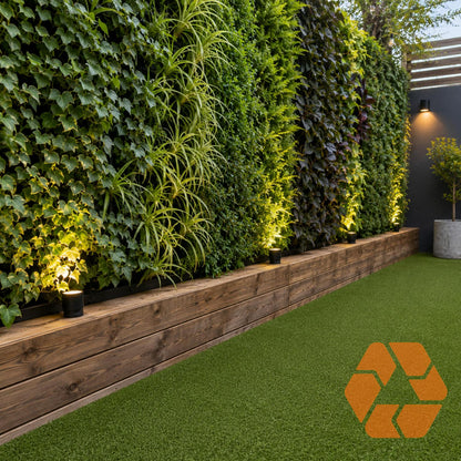 Pasto sintético 7mm de alta calidad en un jardín moderno con muro verde, ideal para balcones y terrazas resistentes al sol.