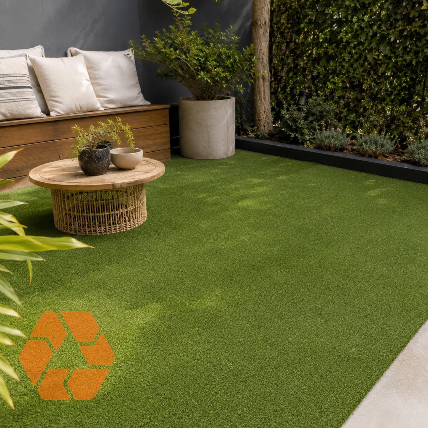 Pasto sintético verde de 7mm en un patio moderno, resistente a rayos UV, ecológico y de alta calidad para espacios exteriores.