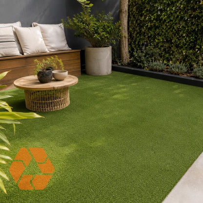 Pasto sintético verde de 7mm en un patio moderno, resistente a rayos UV, ecológico y de alta calidad para espacios exteriores.
