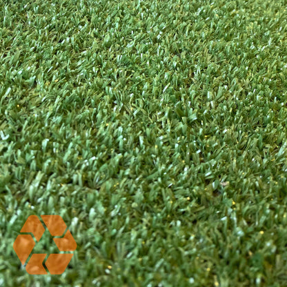 Pasto sintético verde de 7mm con filtro UV, ideal para balcones y terrazas, fabricado en polipropileno 100% reciclable.