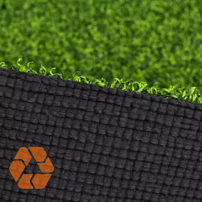 Pasto sintético de 7mm con base de polipropileno resistente y fibras verdes de alta calidad, 100% reciclable y duradero.