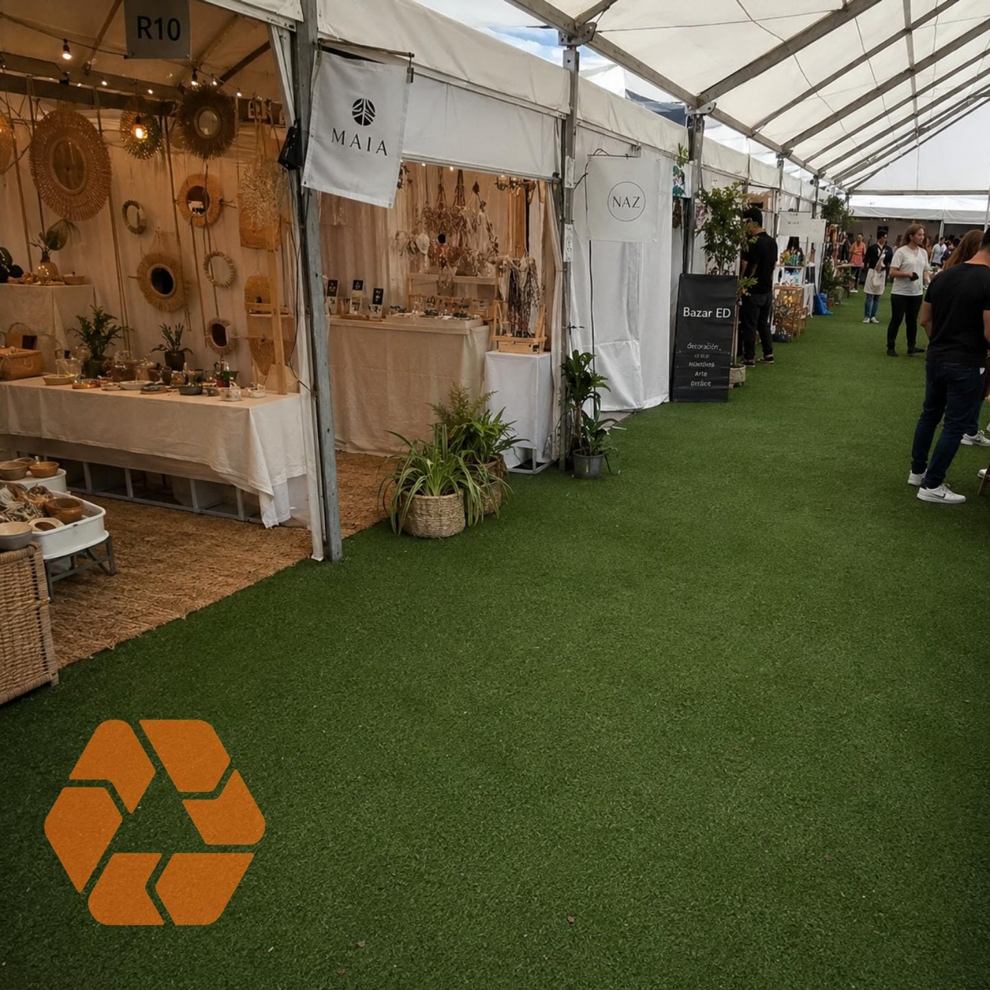 Pasto sintético verde de 7mm instalado en una feria, ideal para stands y eventos por su alta resistencia y acabado realista.