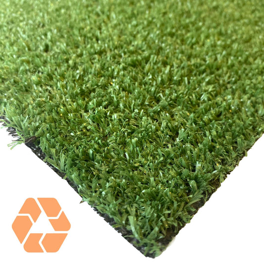 Pasto sintético verde de 7mm con filtro UV, ideal para decorar balcones y stands con un acabado realista y ecológico.