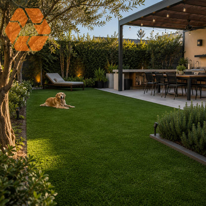 Pasto sintético verde de alta calidad en un jardín residencial con un perro, ideal para exteriores duraderos y sin mantenimiento.