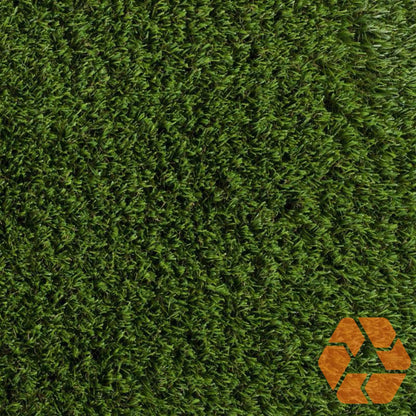 Pasto sintético verde de 7mm con textura realista tipo alfombra, ideal para decorar balcones y stands de forma ecológica.