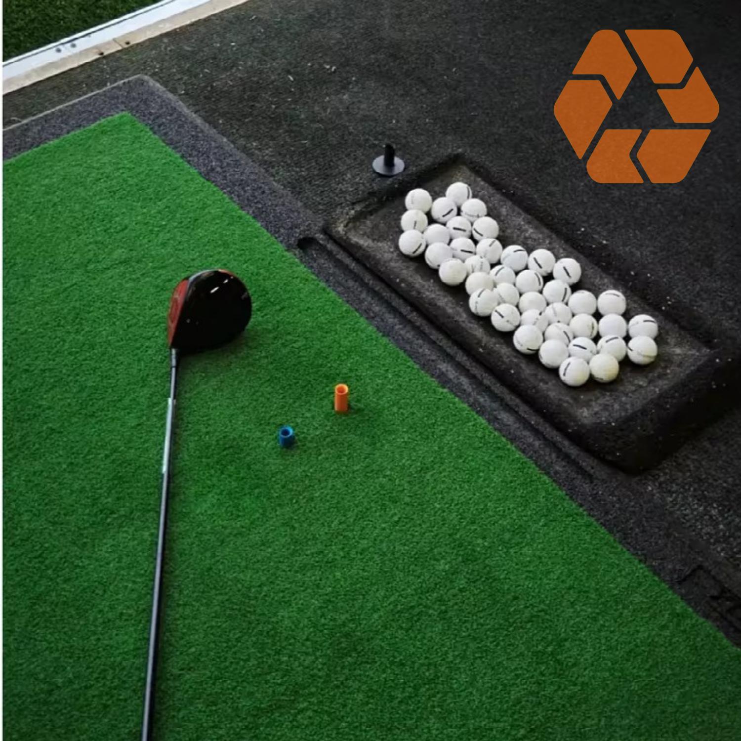 Pasto sintético de 7mm en color verde vibrante, ideal para zonas de golf, stands y balcones con acabado realista y duradero.