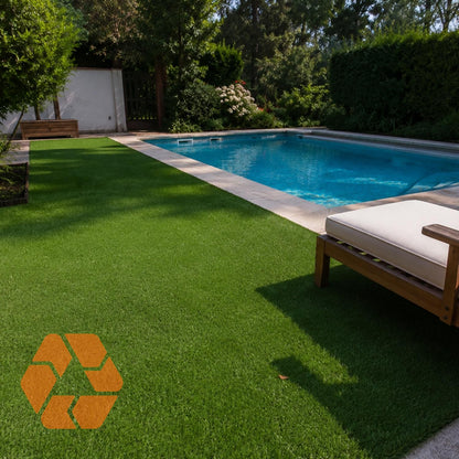 Pasto sintético de 7mm en un jardín con piscina, ofreciendo un acabado verde impecable, ecológico y de alta calidad.