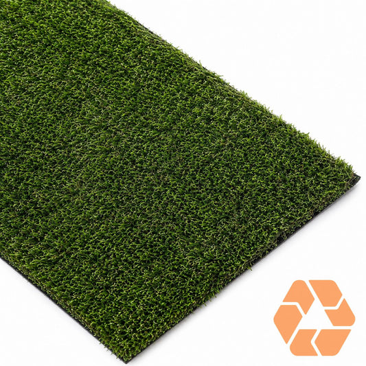 Rollo de pasto sintético verde de 7mm, textura tipo alfombra de alta calidad, ecológico y 100% reciclable para espacios decorativos.