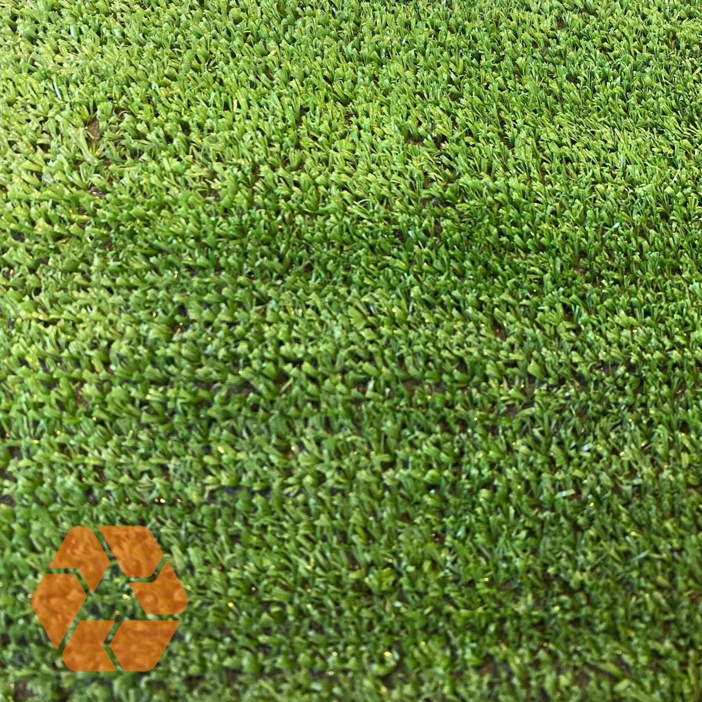 Pasto sintético verde de 8mm, resistente con filtro UV, ideal para decorar balcones y stands con acabado realista.