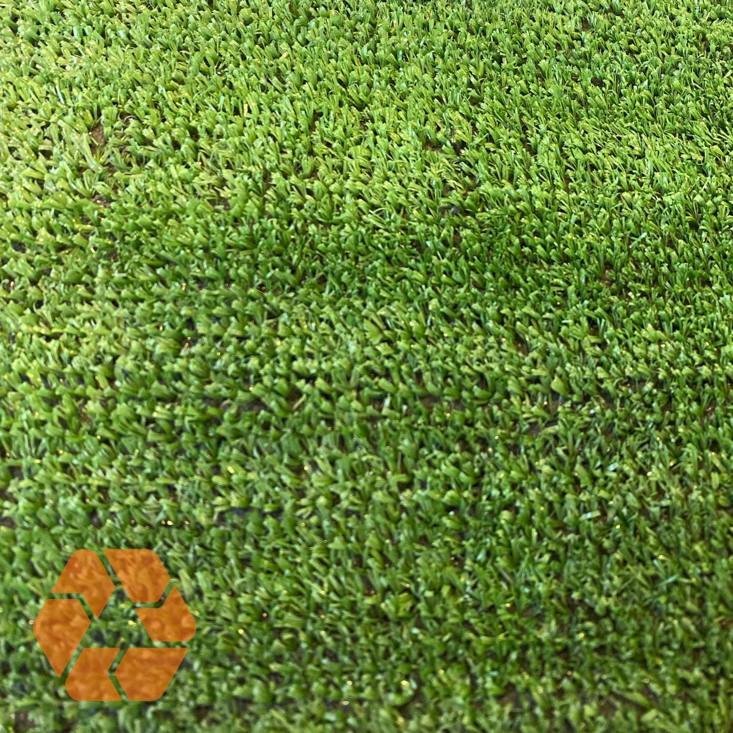 Pasto sintético verde de 8mm, resistente con filtro UV, ideal para decorar balcones y stands con acabado realista.