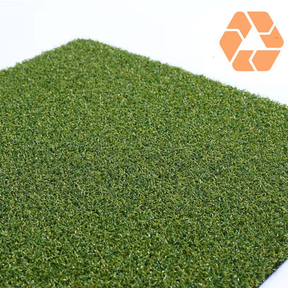 Pasto sintético verde de 8mm, resistente con filtro UV, ideal para decorar balcones y terrazas con un acabado natural.