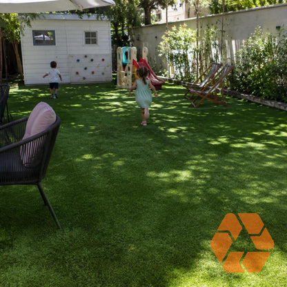 Pasto sintético 8mm de alta calidad en un jardín residencial, resistente, ecológico y perfecto para áreas de juego.