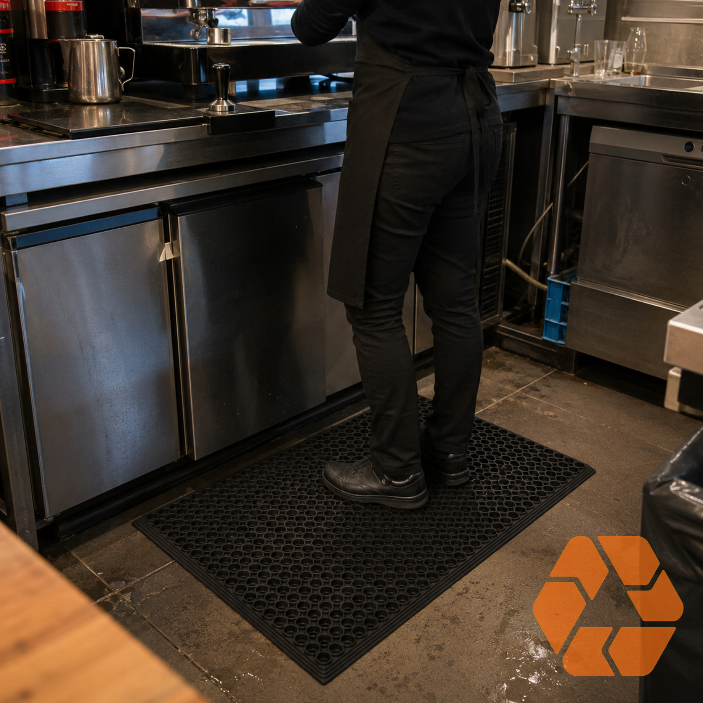 Piso de goma antifatiga negro con diseño de drenaje, ideal para cocinas y estaciones de trabajo de 61x91 cm.