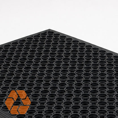 Piso de goma antifatiga negro de 12mm con diseño drenante, ideal para cocinas y áreas de trabajo de alto tráfico.