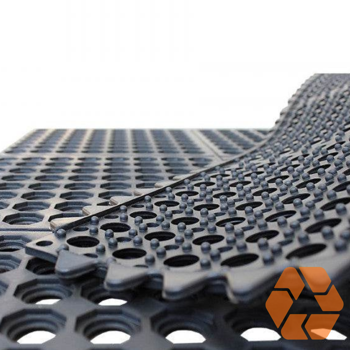 Piso de goma negro interconectable de 12mm con diseño drenante antifatiga, ideal para cocinas y áreas industriales.