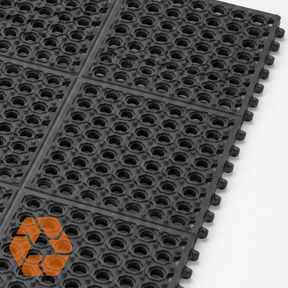Piso de goma negro interconectable de 12mm, diseño drenante antideslizante ideal para cocinas y áreas industriales.