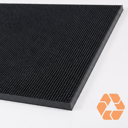 Piso de goma negro antideslizante de 16mm, ideal para drenaje en cocinas y áreas industriales con bordes rectos modulares.