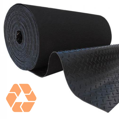Rollo de piso de goma negro antideslizante con textura diamantada, 3mm de espesor, ideal para alto tráfico industrial.