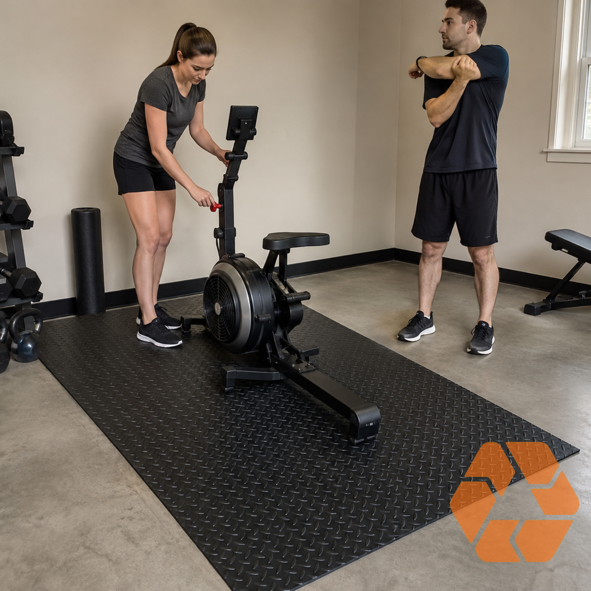 Piso de goma negro diamantado de 3mm en gimnasio, ideal para alto tráfico, antideslizante y resistente para equipos de ejercicio.