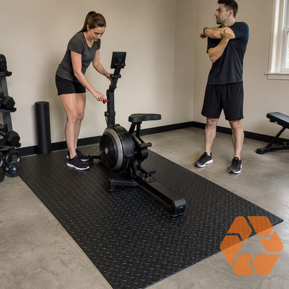 Piso de goma negro diamantado de 3mm en gimnasio, ideal para alto tráfico, antideslizante y resistente para equipos de ejercicio.