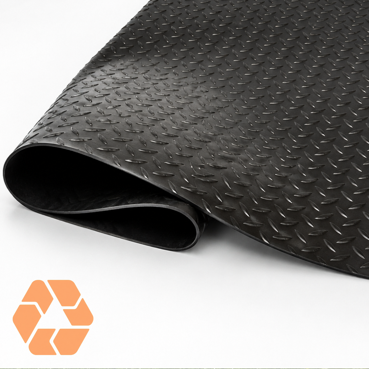 Rollo de piso de goma negro antideslizante con textura diamantada de 3mm, ideal para alto tráfico y uso industrial.